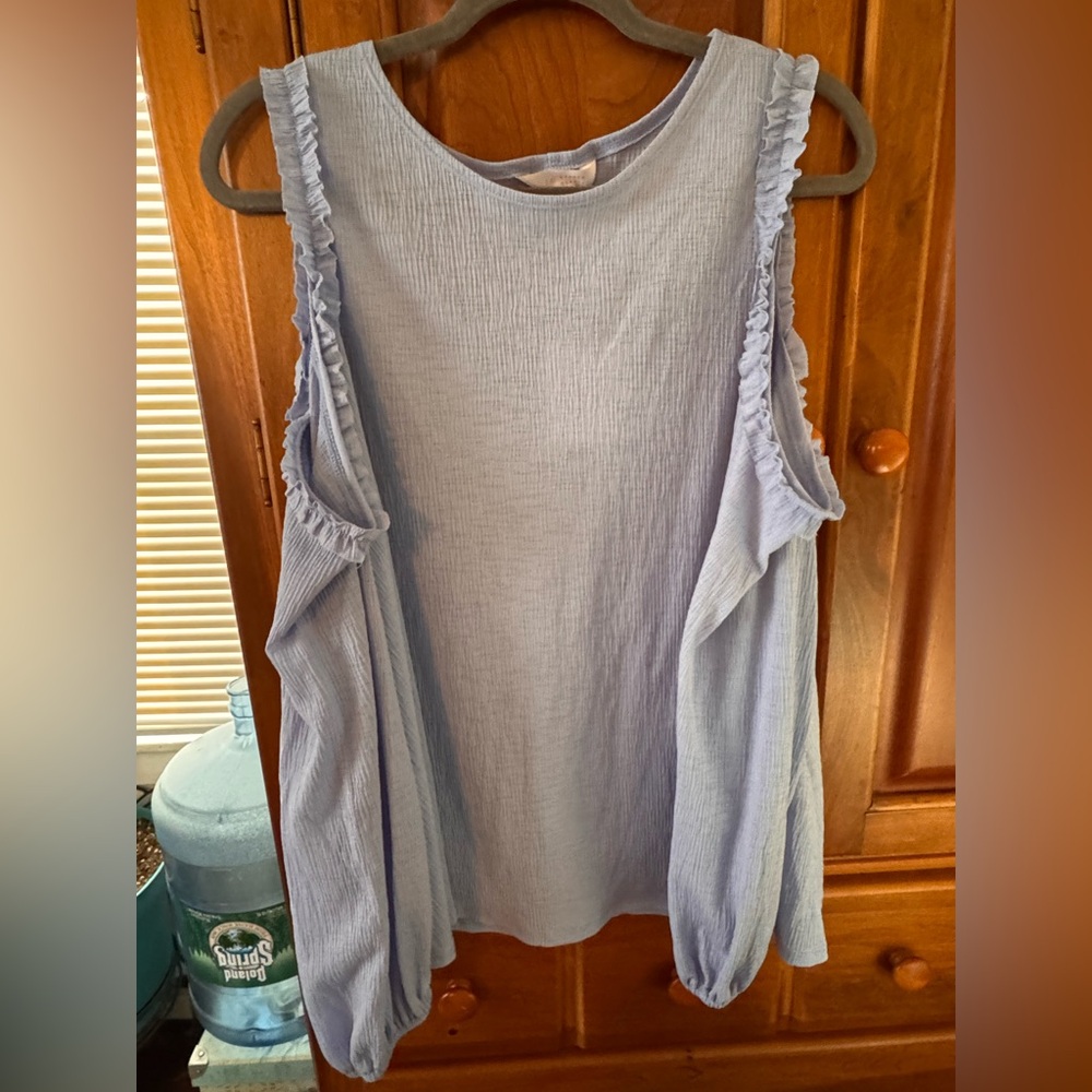🆕 Lauren Conrad Cold Shoulder Top - XXL
Periwinkle Blue